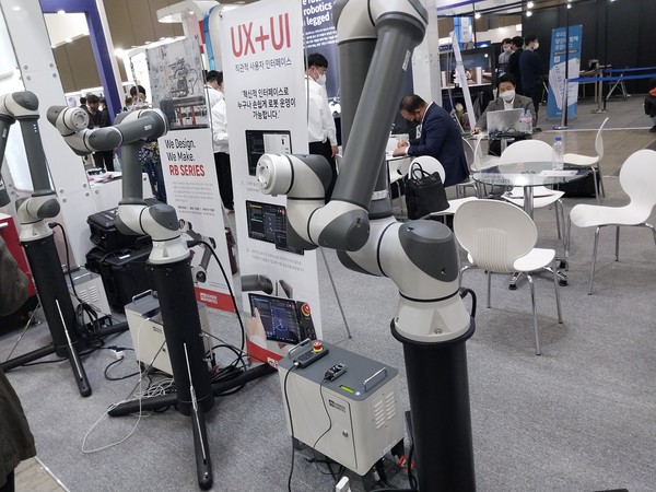 네이버가 웹 기반 로봇OS '아크마인드'를 공개했다. 사진은 '로보월드 2022' 출품 업체로서 본문 기사와는 관련이 없음.