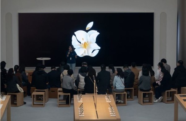 방문객들에게 애플 본사를 소개하고 있는 모습. (사진=CFOTO/줌마 프레스)