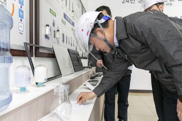 이훈기 대표이사가 공장생산 제품을 살펴보고 있다(사진:롯데케미칼)