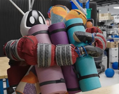 나를 안아줄 수 있는 로봇은 없을까.(사진=도요타연구소)