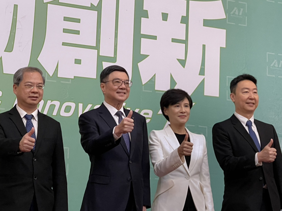 新任秘書長龔明鑫 (左一)， 副院長鄭麗君 (右二) ，發言人陳世凱 (右一)。   照片: Adela Lin