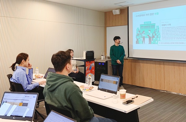 KT&G가 지난 4일 서울 성수동에 위치한 KT&G 상상플래닛에서 ‘상상스타트업캠프’ 8기의 그로스·글로벌 트랙에 참가할 10개 팀을 선정했다. 사진은 같은 날 윤대건 리터놀 대표가 대면심사에서 프리젠테이션을 하는 모습(사진:KT&G)