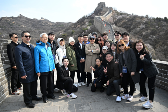 마잉저우 전총통과 청년들이 함께 만리장성을 탐방했다 (사진: 마잉저우 오피스) 