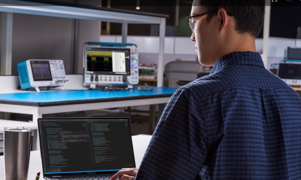 파이썬을 사용한 코딩 작업 모습으로 본문과는 직접 관련이 없음. (사진=한국텍트로닉스)