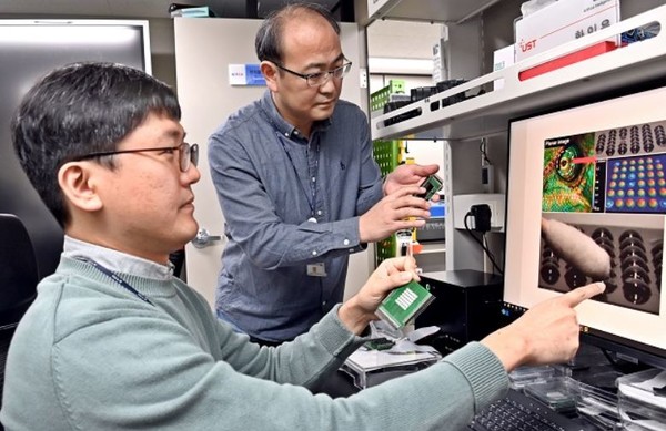 전자통신연구원 연구진이 '촉각 디스플레이'를 테스트하고 있다. (사진=한국전자통신연구원)