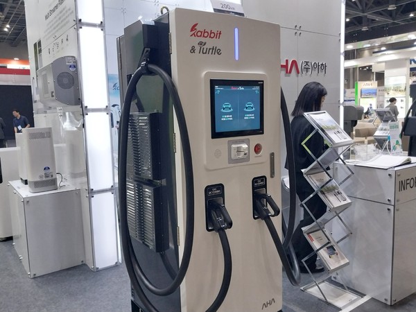 전기차 충전기. 안전하고 효율적인 전고체 전지의 차세대 전해질 개발 경쟁이 치열해지고 있다.