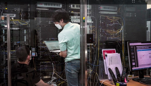 SK텔레콤의 양자암호통신 연구 모습으로 본문과는 직접 관련이 없음. (사진=SK텔레콤)