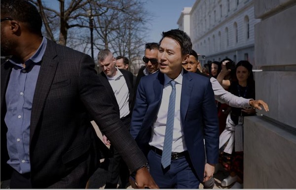 틱톡의 CEO 슈 지(가운데). 틱톡은 미 의회와 백악관에 의한 '틱톡금지법' 발효에도 불구, 제3자 매각을 하지 않을 것이란 입장을 비공식적으로 밝혔다. (사진=게티이미지)