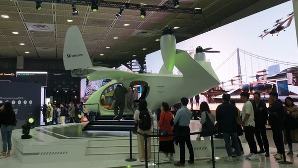 한 산업전시회에서 도심항공 모형을 체험하려는 관람객들이 줄을 서 기다리고 있다. (사진=SK텔레콤)