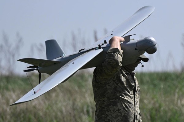 러-우크라전에서 우크라이나 병사가 무인 드론을 날릴 준비를 하고 있다. (사진=게티이미지, 블룸버그 통신)