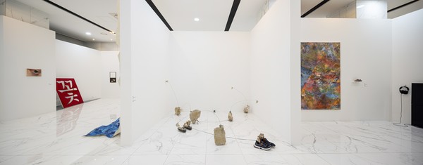 CHUNMAN ART for YOUNG 전시회장 내경 최고상인 `天` 수상작(가운데)(사진:삼천리)