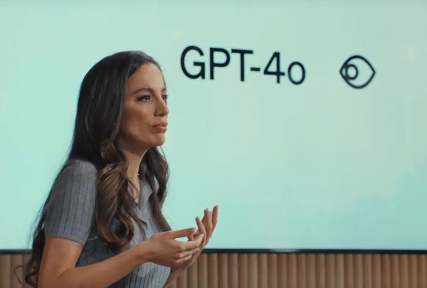 라이브스트리밍 컨퍼런스에서 GPT-4o 를 발표하고 있는 오픈AI의 CTO 미라 무라티. (사진=테크크런치)