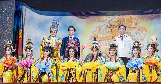 사진: 라이칭더(뒷 열 가운데) 취임 전 경축행사에 참석했다. 