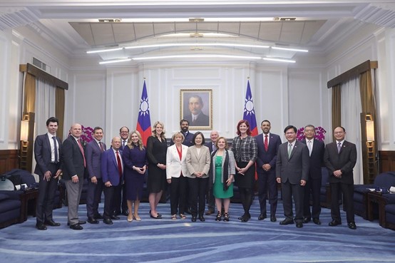  사진 : 차잉원 총통이 캐나다 국회 취임 축하단을 영접했다. 