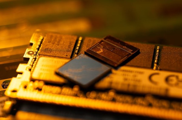 삼성이 대량생산을 계획하고 있는 12단 HBM3E 칩 이미지. (사진=삼성전자, 블룸버그)