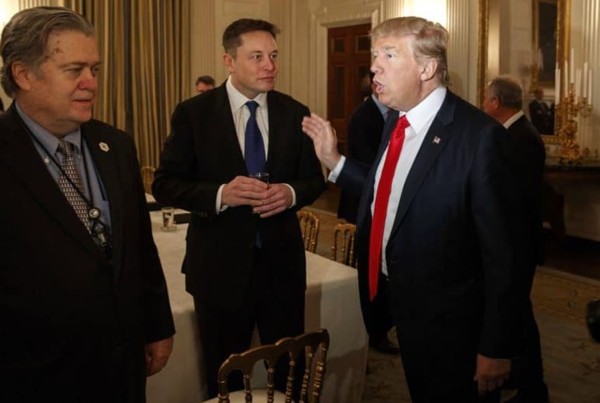 지난 2017년 백악관을 방문한 일론 머스크(가운데)가 당시 트럼프 대통령과 대화를 나누고 있다. (사진=로이터통신)