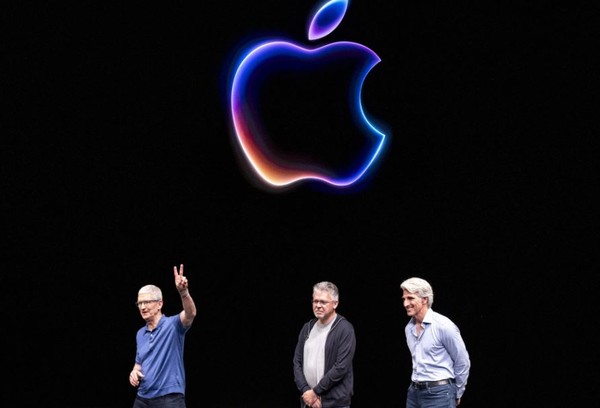  애픈 'WWDC 2024' 첫날, CEO 팀 쿡을 비롯한 애플 임원들이 무대에 들어서고 있다. (사진=블룸버그)