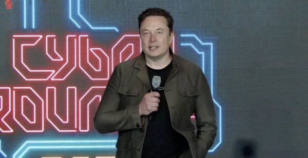 테슬라 주총에서 발언하고 있는 일론 머스크. (사진=엔가젯)