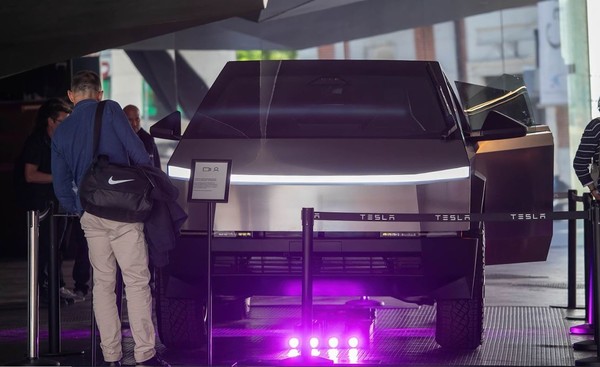 스페인 마드리드 전시회에 전시된 테슬라 전기자동차. (사진=월스트리트 저널)