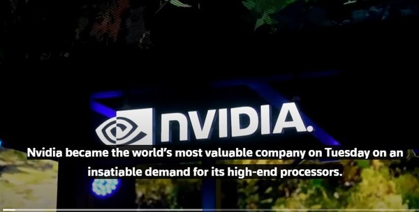 엔비디아 시장가치 1위를 알리는 보도화면. (출처=블룸버그)