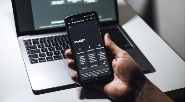 챗GPT 활용 스마트폰 화면. (사진=셔터스톡)