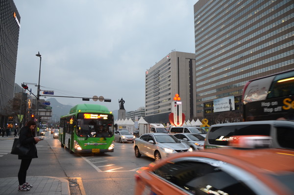 서울 광화문 광장의 버스정류장으로 본문과는 직접 관련없음.