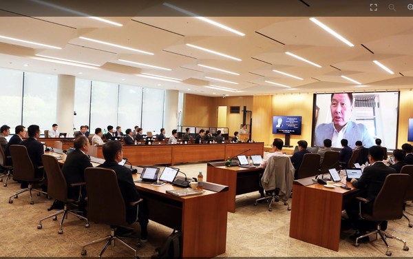 최태원 SK그룹 회장이 30일 경기도 이천 SKMS 연구소에서 열린 경영전략회의에서 화상을 통해 메시지를 전달하고 있다. (사진=SK그룹)