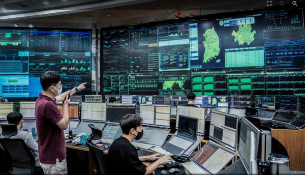 이동통신 관제실로 본문과 직접 관련은 없음. (출처=SK텔레콤)