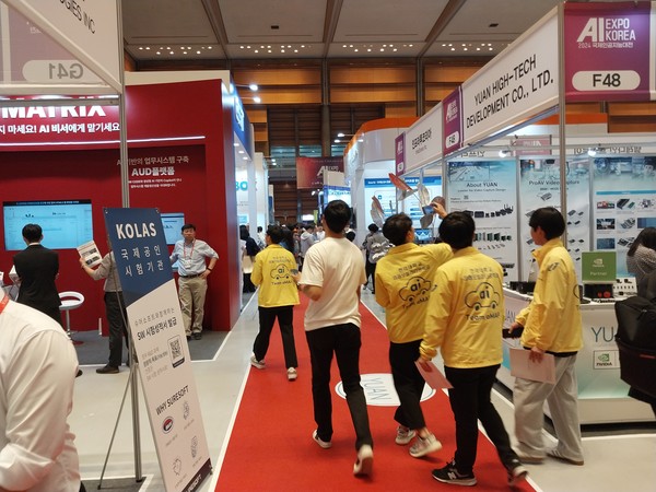 많은 AI스타트업들이 참가한  'AI엑스포코리아 2024' 전시장 모습.