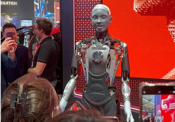 영국 기업 엔지니어드 아츠가 개발한 로봇 아메카는 LLM을 기반으로 한 휴머노이드 로봇이다. (출처=로이터통신)