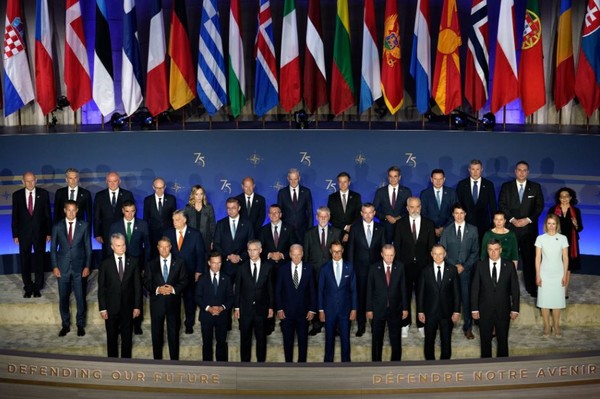 나토 정상회담에 참가한 회원국 정상들이 기념촬영을 하고 있다.(사진=AP통신)