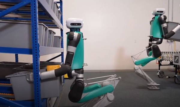 테슬라가 개발한 휴모노이드 로봇 '옵티머스'가 물류 창고에서 일을 하고 있다. (출처=테슬라)