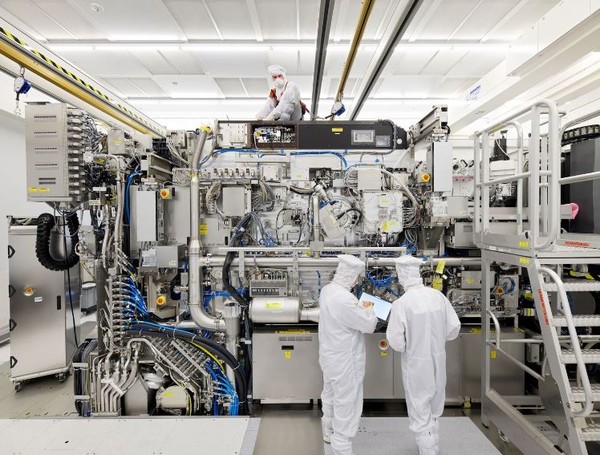ASML의 극자외선 장비 생산 라인의 모습. (사진=ASML,, 블룸버그)