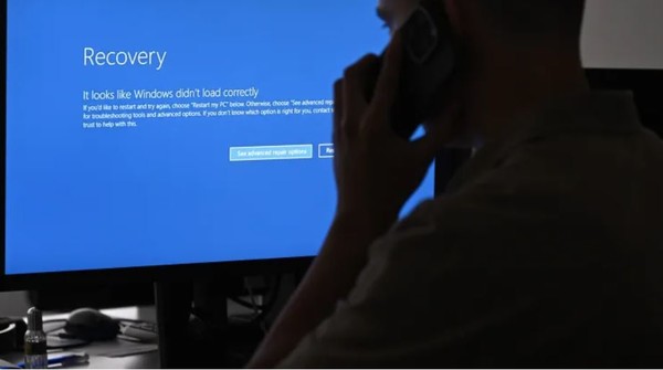 튀르키예 공항 관제실의 BSOD 현상이 일어난 화면. (사진=CNBC)