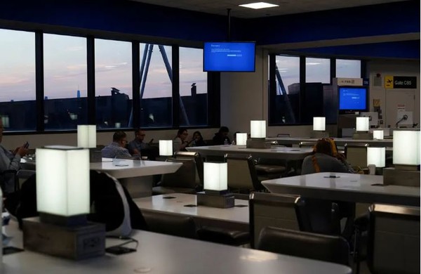 화면이 정지된 공항의 안내판 모습. (사진=WCC테크)