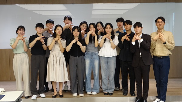 19일 여의도 키움증권 본사에서 키움증권 안석훈 투자컨텐츠팀장(맨 오른쪽)과 ‘키움드리머’ 참가 학생들이 기념촬영을 하고 있다.(사진:키움증권)