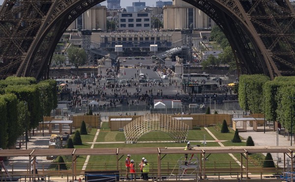 '파리 올림픽'을 위해 에펠탑 아래 새로 경기장이 마련된 모습. (출처=게티 이미지)