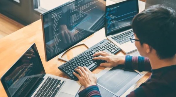 전문 개발자들은 비약적으로 발달한 개발 도구에 힘입어 현재보다 10배나 생산성을 기할 수 있을 것이란 전망이다. 사진은 본문과 직접 관련은 없음. (사진=셔터 스톡)