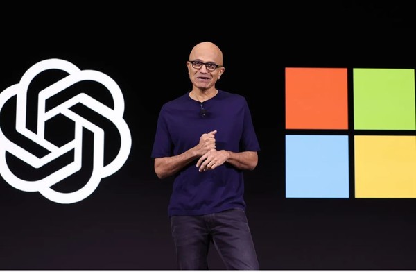 오픈AI 로고와 MS로고, 개발자회의에서 제품을 설명하고 있는 MS CEO 사티야 나델라의 합성 사진. (사진=게티 이미지)