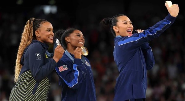 브라질 팀의 은메달리스트 레베카 안드라데(왼쪽), 같은 팀의 금메달리스트 시몬 바일스, 미국 팀의 동메달리스트 수니사 리가 예술 체조 여자 종합 결승 메달 시상식에서 '갤럭시폰'으로 승리 셀카를 찍고 있다. (출처=테크레이다, 게티이미지)