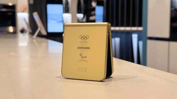 모든 참가선수들에게 나눠준 ‘갤럭시 Z 플립 6’ 올림픽 에디션. (출처=삼성전자)