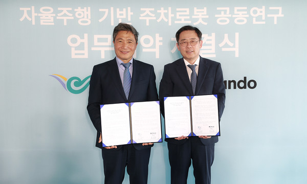 HL만도 조성현 부회장(오른쪽), 인천국제공항공사 이학재 사장(왼쪽)이 업무협약 체결 후 기념촬영을 하고 있다.(사진:HL그룹)
