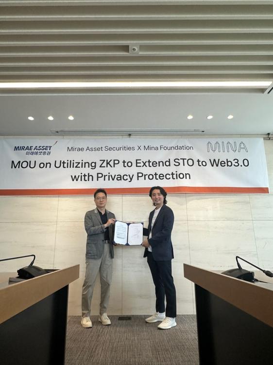 미래에셋증권 디지털자산TF 류지해 이사와 미나재단 아시아 사업 총괄 David Park이 MOU 체결 후 기념사진을 찍고 있다.(사진:미래에셋증권)