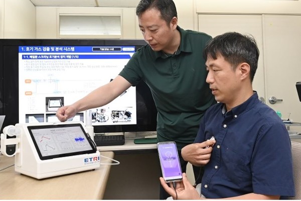 AI기술을 기반으로 한 폐질환 선별장치를 시험하고 있는 전자통신연구원 연구진. (제공=전자통신연구원)