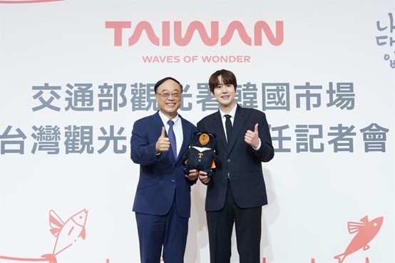 대만관광서 줘용후이 서장(왼쪽)과 슈퍼주니어 규현(오른쪽)  [ 사진: 대만관광서]