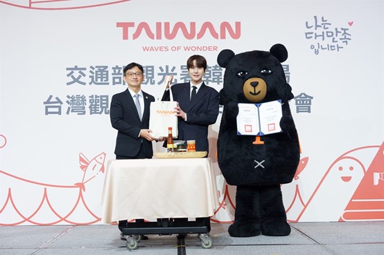 대만관광서 국제파트 황이청 파트장(왼쪽), 슈퍼주니어 규현(오른쪽)  [ 사진: 대만관광서]