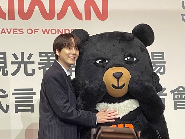 슈퍼주니어 규현(왼쪽)과 대만관광 마스코트(오른쪽)  [ 사진: Adela Lin]