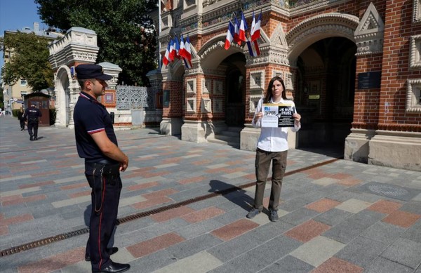 모스크바 주재 프랑스 대사관 앞에서 한 사용자가 두로프의 석방을 요구하는 1인 시위를 하고 있다.(사진=로이터)
