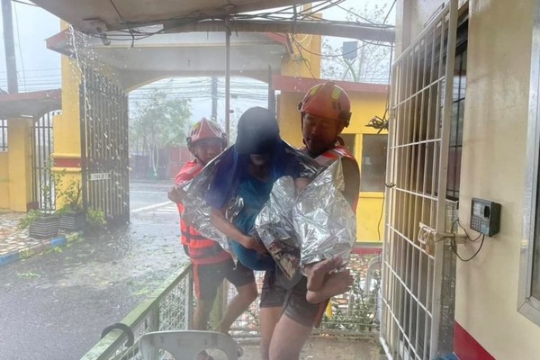 (매년 태풍 피해를 입는 필리핀 시민들은 현 정부가 무능하다고 불만을 터트리고 있다)