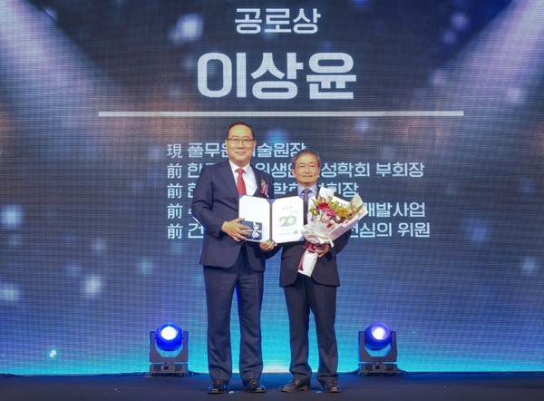 이상윤 풀무원기술원장(우측)